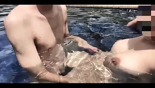 Nake havuzda yüzerek sikişiyor