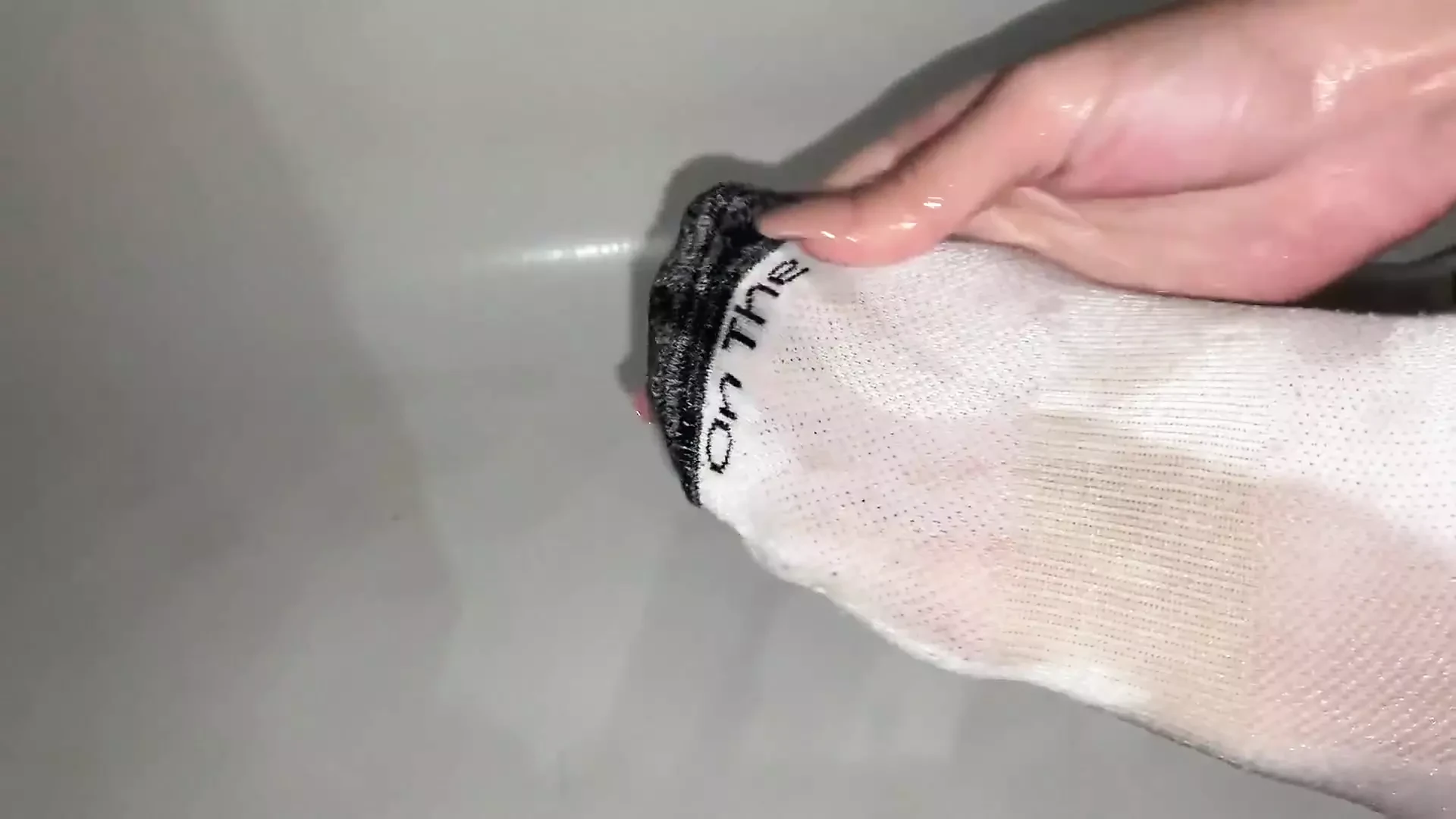 발목 양말을 신은 발 오일 마사지