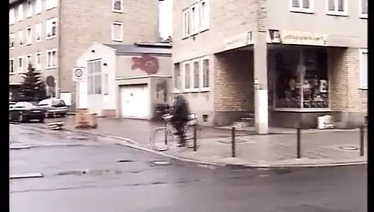 Alman bayan her iki deliğini de deldirmeyi seviyor
