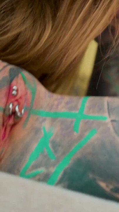 Alt Girls dobram na sondagem anal profunda com brinquedos alienígenas mutados | Clipe 1