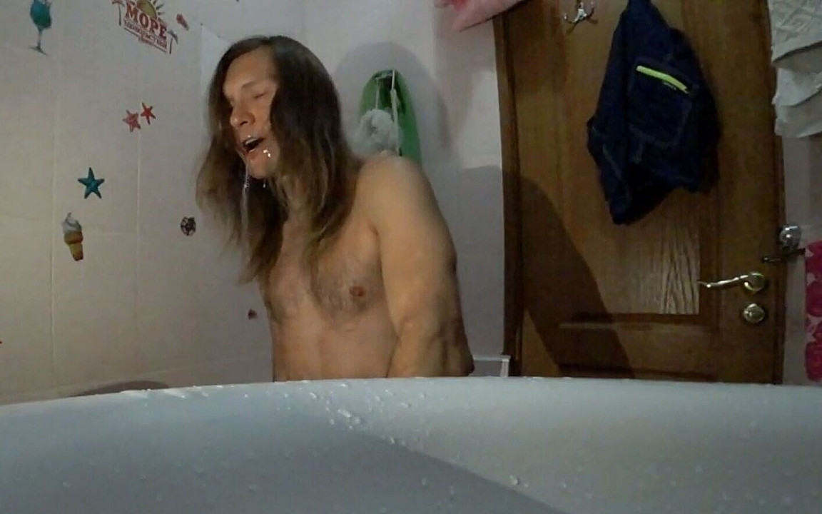 Anal onani på badeværelset, der slutter med egen sædspisning