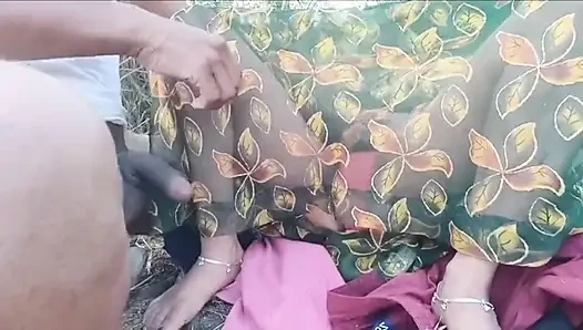 Jungle Vlog, Desi Beautiful Bhabhi Devar Ke sath Jungle me Vlog banane gai or devar ne pata kar Chudai Kari di