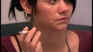 Lea курит фетиш в любительском видео от первого лица