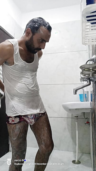 ชาย Desi Rajasthani อินเดียสนุกกับการอาบน้ําและโชว์ช่วยตัวเองกับเจ้าหน้าที่ตํารวจเพื่อนบ้านลุงโดนดูดควยและดูดควยกับเน