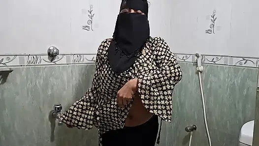 Wenn eine Desi-ehefrau allein zu hause ist, geht sie ins badezimmer und holt ihren muschisaft mit ihren händen raus.