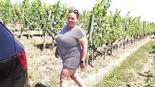 Возбужденная зрелая женщина мастурбирует дилдо в машине