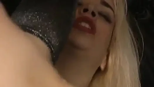 Perfekte deutsche dame mit kleinen titten fickt gerne