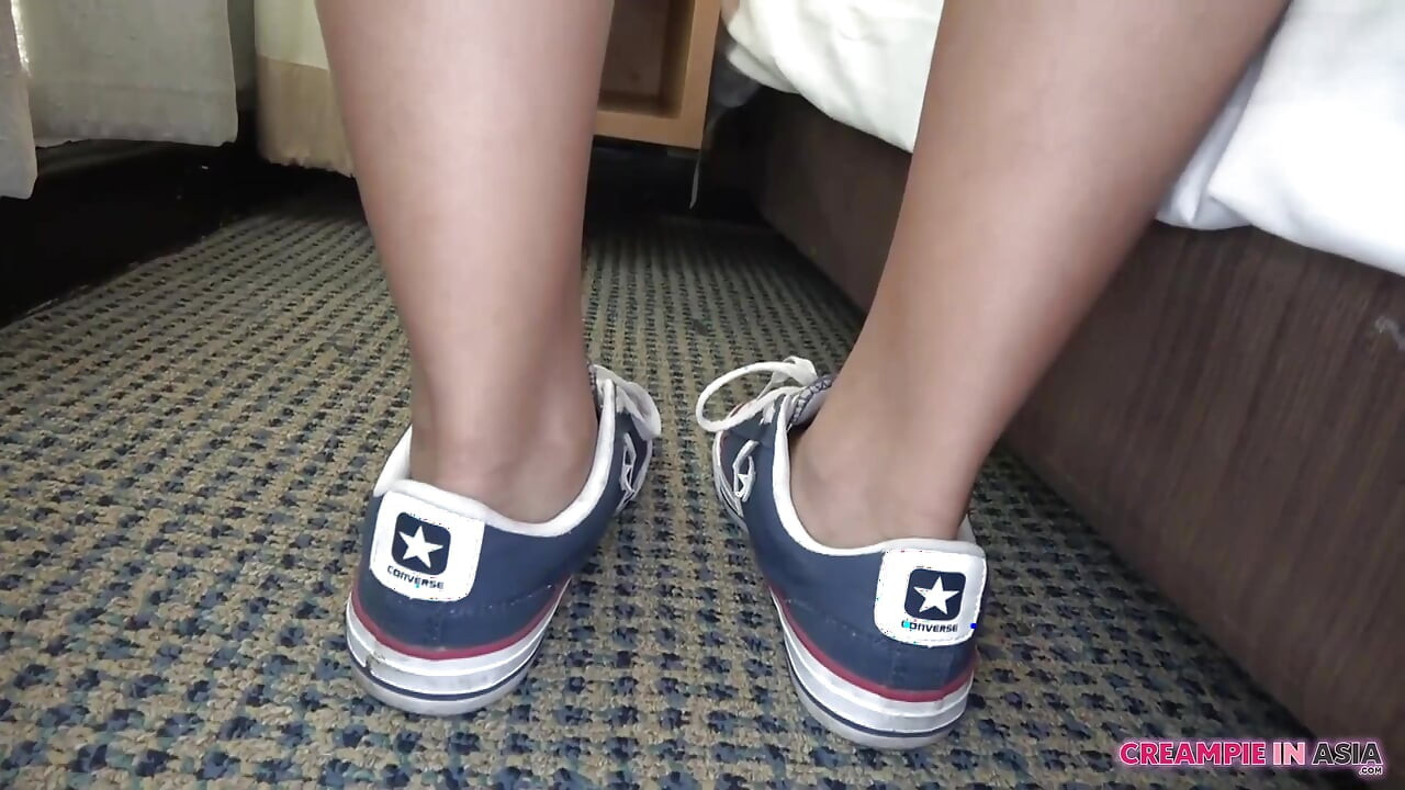 A karcsú ázsiai csaj felajánlja szűk punciját egy kanos srácnak