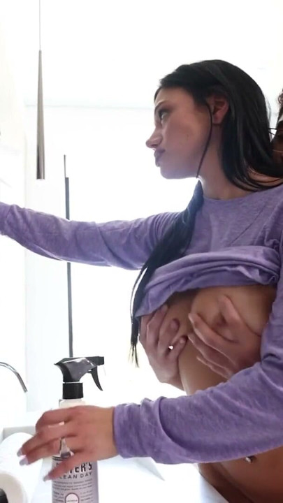 Serbest kullanım orta yaşlı seksi kadın - latin adam büyük memeli üvey annesini arkadan sikiyor ve orta yaşlı seksi kadın müdür mastürbasyon yapıyor | Klip 1