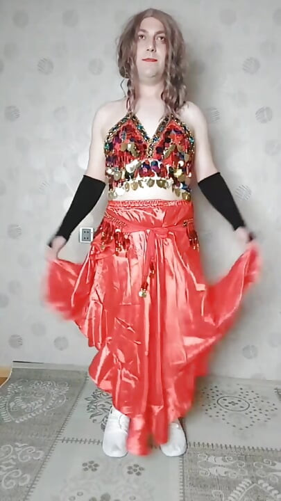 Geile buikdanseres met hete moves en wit lichaam