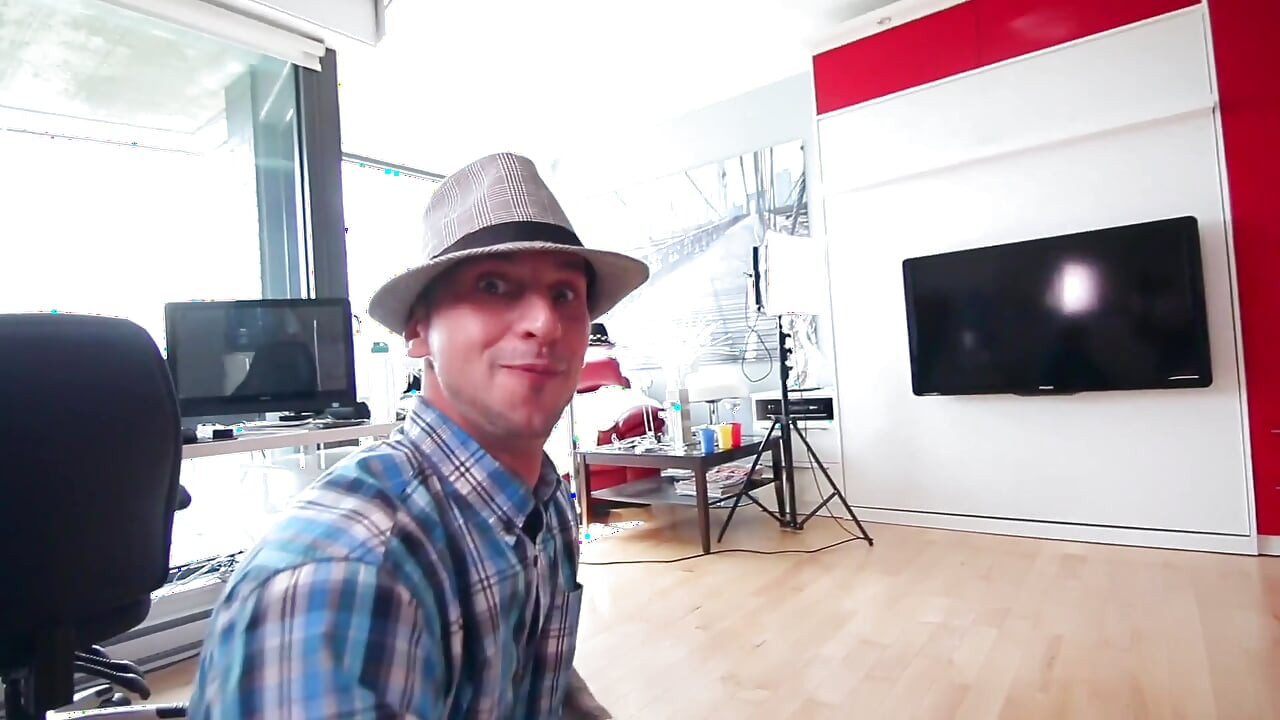 Young slut threesome fuck on the couch