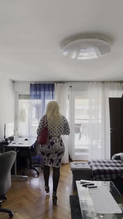 Pearl Vanesa Showing Her Body in Her Home Wearing Lovely Pearls