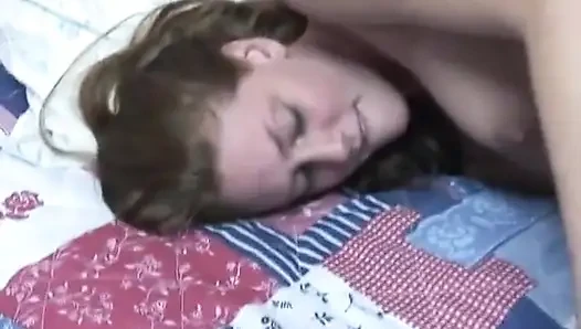 Gadis remaja nakal yang imut muncrat bareng vibrator di ranjang