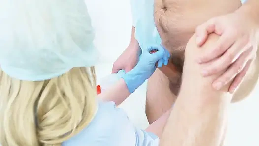 Eldiven takan hemşire prostatı sağıyor