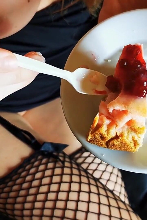 Hete milf zuigt aan een pik en krijgt sperma op haar eten