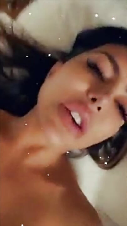 Lela Star götünü ve amcığını sikiyor