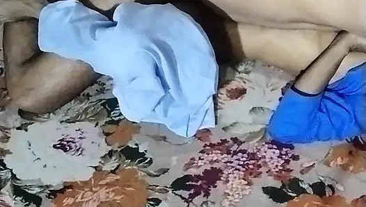 Liseli kız arkadaş sikişin tadını çıkarıyor