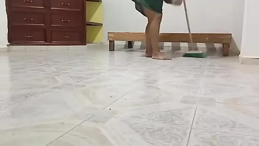 Tombul komşu yeni dairesini temizliyor