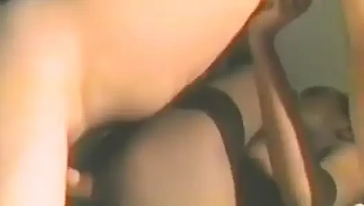 Interracial-action in der dusche dann auf dem bett