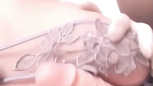 Masturbieren sie mit schmutzigen Worten und masturbieren Sie für Dich in Strümpfen. der ton ist so gut, dass ich das squirting hören kann