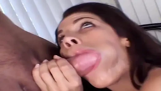 Cewek sange rambut cokelat ini lagi asik muasin memek beceknya pakai mainan seks