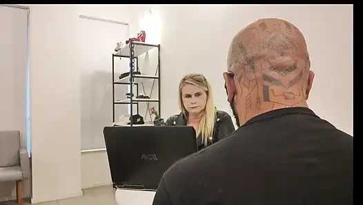 Массажистка на собеседовании была наказана. Тиффани заставляет его играть с маленькими ножками.