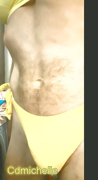 섹시한 황갈색과 노란색 수영복을 입은 Cdmichelle