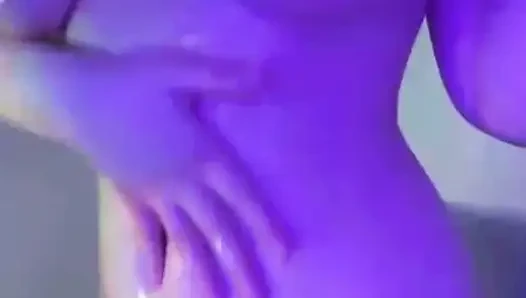Jucielussie ile çıplak yağ gösterisi ve anal tıkaç