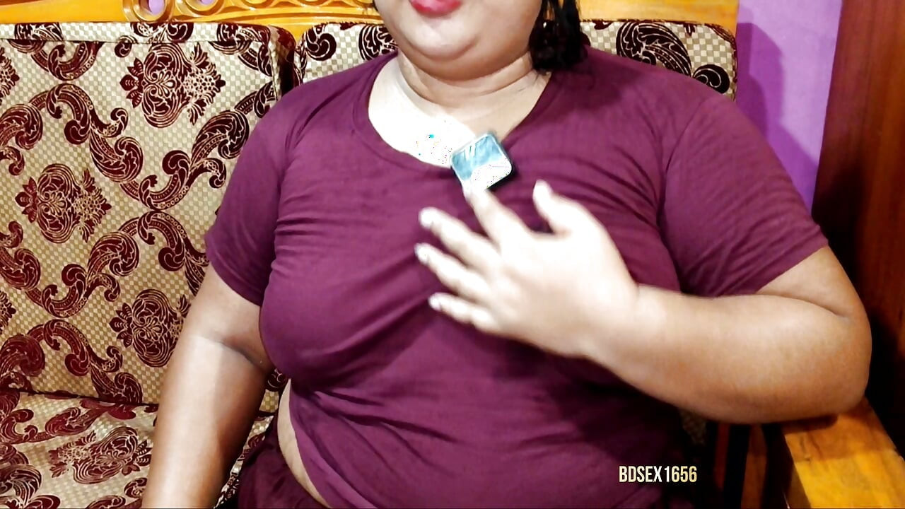 我饥渴的继妹看起来很伤心地走进我的房间。第01部分