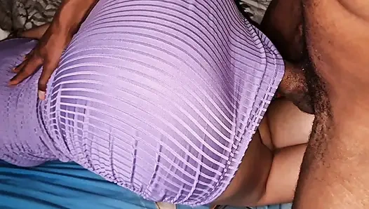 Kakak iparku tinggal di rumah sendirian, dia meninggalkan pintu kamarnya terbuka untuk memprovokasiku berbaring dengan gaun pendek tanpa celana dalam