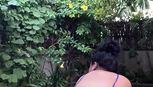 Kovboy kız kraliçesi Asyalı genç kız sert biniyor