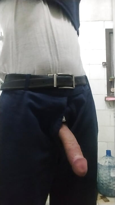 Cette vidéo est d’un garçon du village s’amuse avec ses mains dans les toilettes.