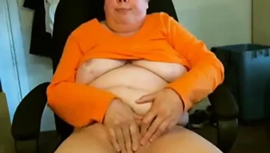 Webcam granny shows pussy off