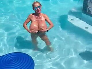 Minka - des seins énormes flottent dans la piscine (2021)