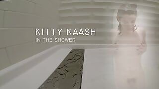Kitty Kaash nella doccia