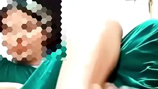 Meine stiefschwester zeigt beim videoanruf ihre muschi