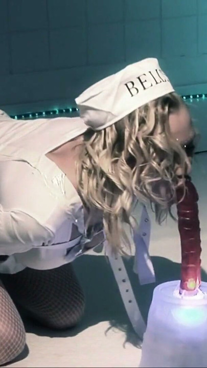 Loira de camisa de força faz sexo a três com dois médicos | Clipe 1