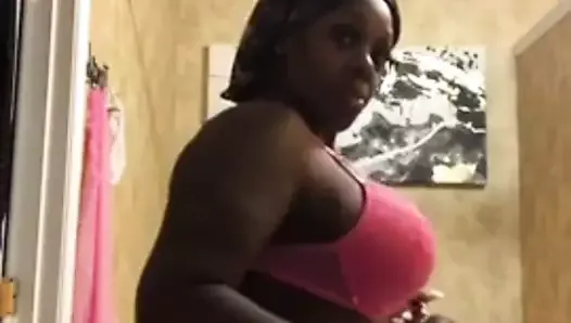 Une femme noire sexy avec un gros cul et des seins le secoue