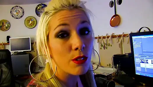 Büyük memeli sarışın dövmeli kız götünü parmaklıyor