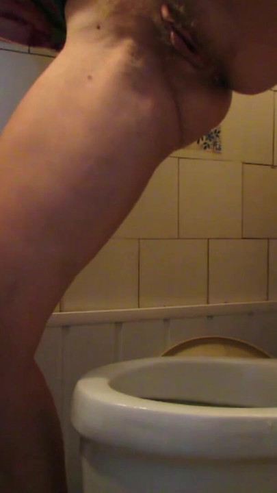 Ich pinke in die toilette und stopse meinen tanga in meine fotze | Clip 1