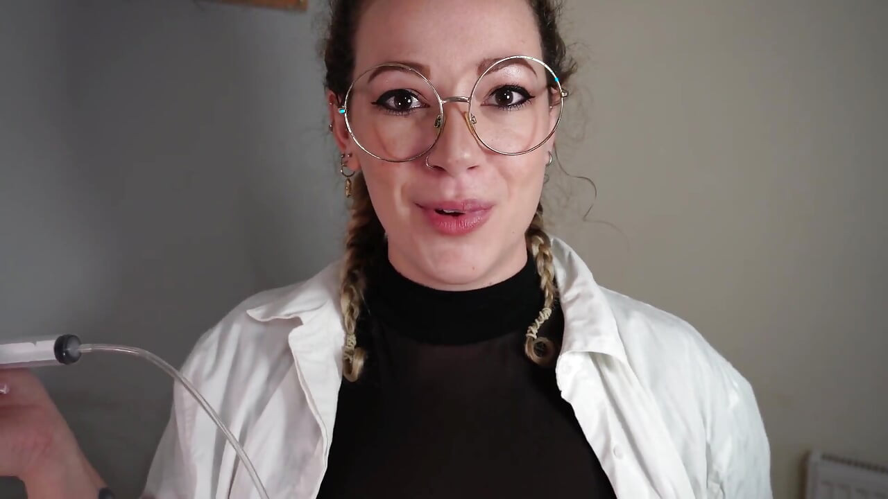 Giantess: Επιστήμονας συρρικνώνει τον καθηγητή της