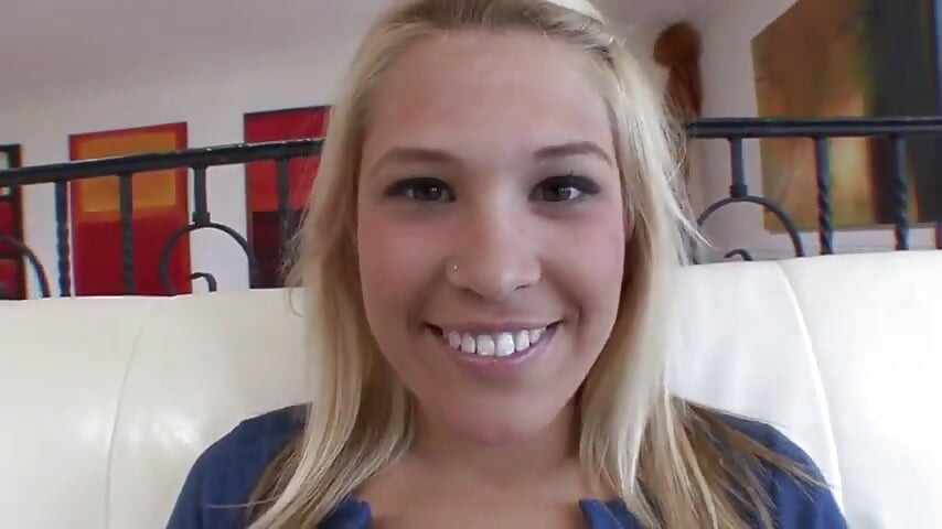 Blonde tiener met kleine tieten wordt in het gezicht gespoten tijdens het casten