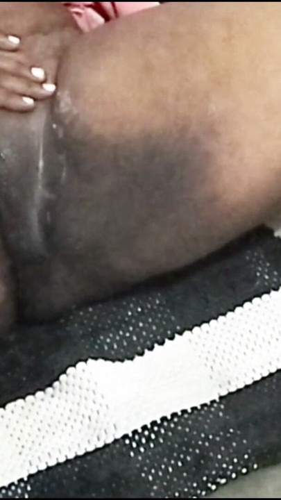 Shaving her juicy pusssy | Clip 1