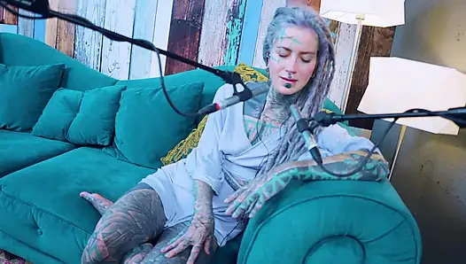 Ich spreche über P - Passion - ASMR podcast SFW spricht goth dünnes mädchen dreadlocks tattoo-modell inked mädchen