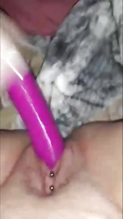 Dildoyla sikilirken fışkırtmalı amcığın kısa derlemesi