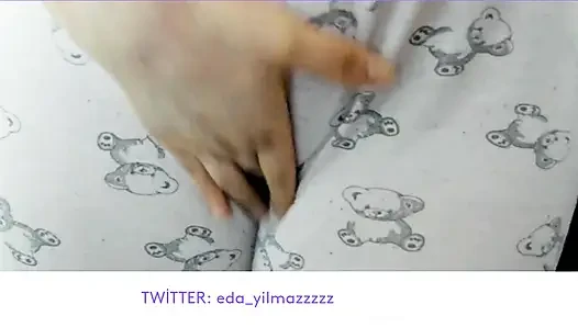 CAMELTOE- MASTURBASI DENGAN PIYAMA- MENGGOSOK MEMEK DENGAN PIYAMA