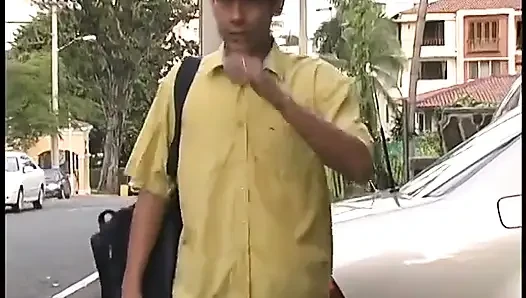 Latin genç kız postacı tarafından sikiliyor