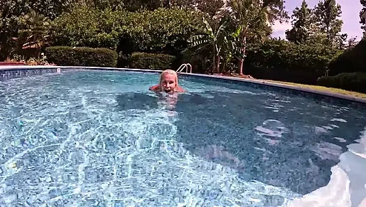 Супер горячая милфа Изуминка Steele делает Ian минет в бассейне в видео от первого лица