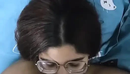 Yüzünü ve ağzını sütle dolduran canlı