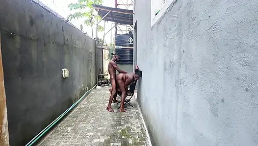 Oga ngentot pembantu rumah tangganya di halaman belakang